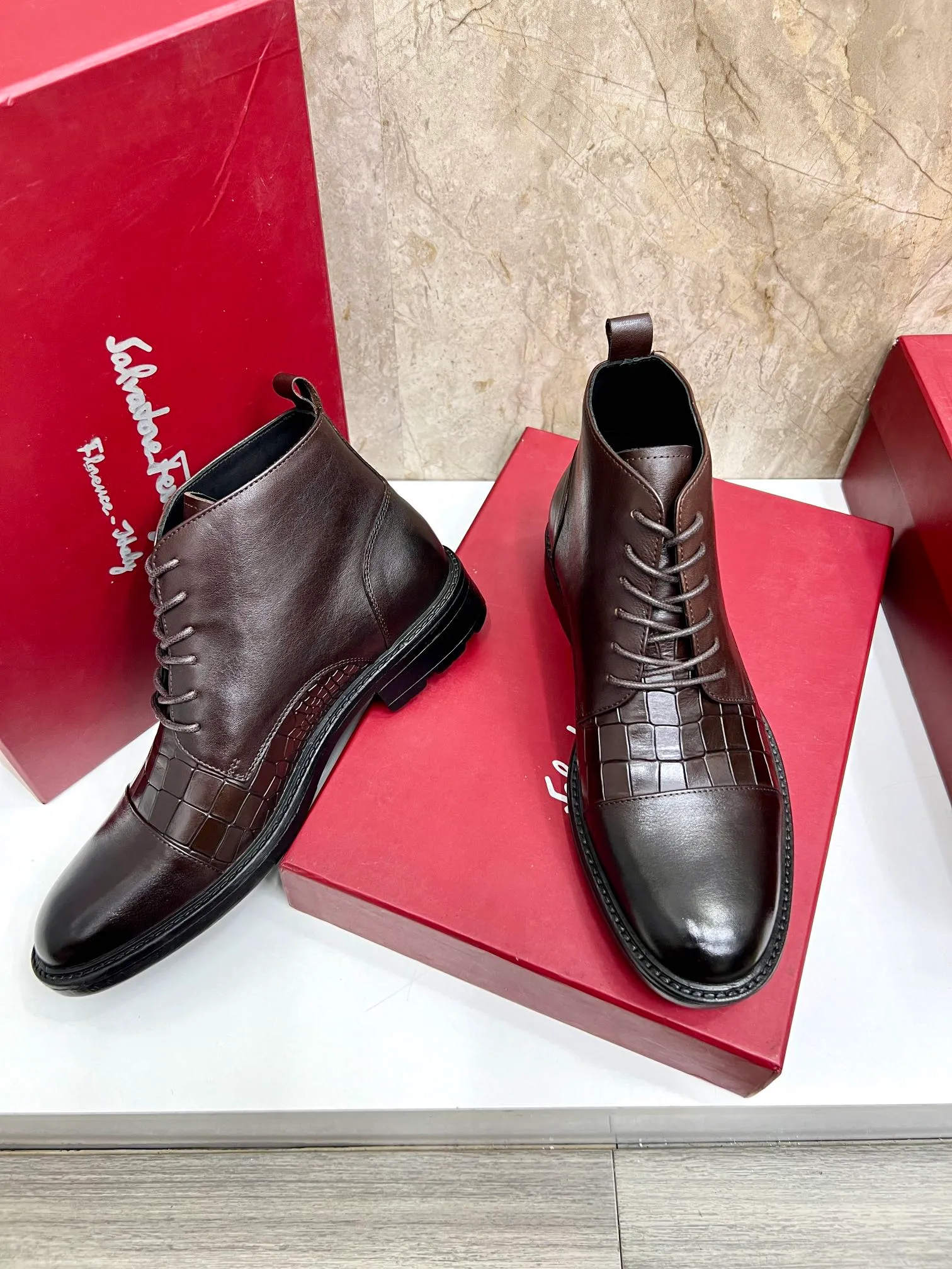 Original order quality: Men's shoes 💰700 Brand: Ferragamo (Ferragamo) One size larger: Men's size 38-44 (45 customized) Grade: Same style as the official website High-end men's shoes Material: Original cowhide, cowhide lining, original outsole Style category: Chelsea men's boots Fashion trend Color: Actual picture